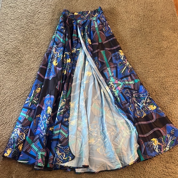 Beautiful skirt - Picture 2 of 3